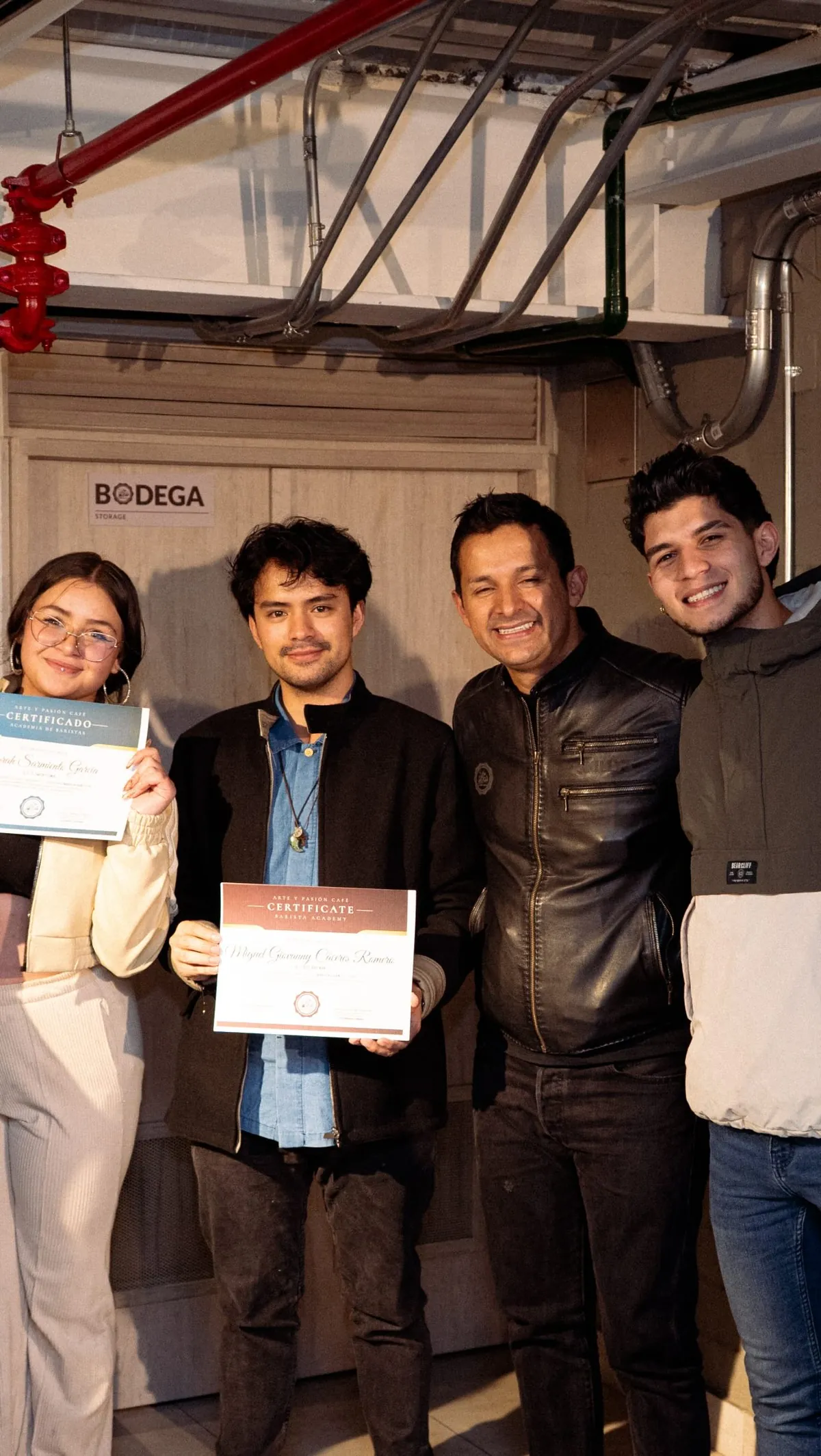 Graduados de la Escuela de Baristas de Arte y Pasión Café con sus certificados