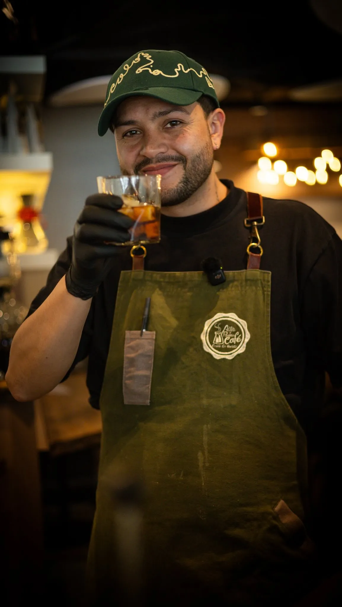 Barista de Arte y Pasión Café con el delantal bordado de la marca