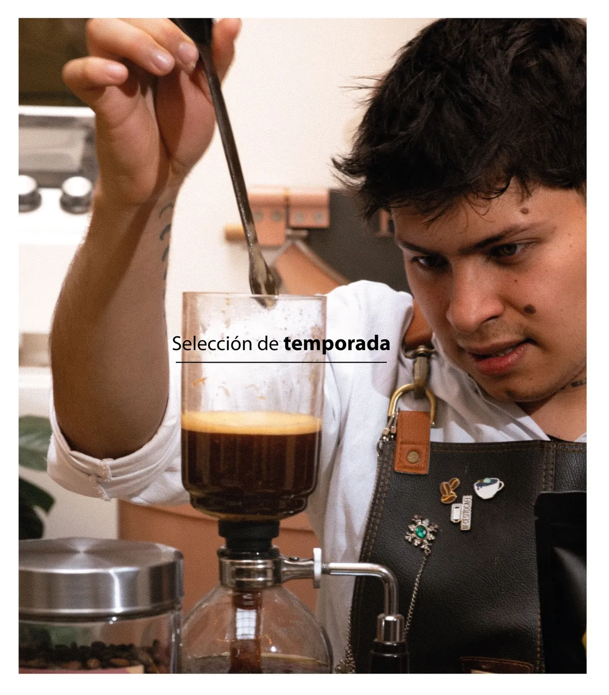 Barista preparando café en sifón