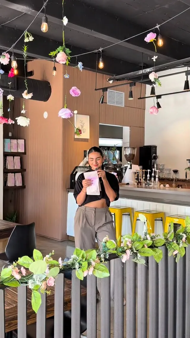 Interior del café con flores y bancos amarillos